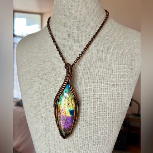 Spectacular Labradorite and Copper Weave Pendant - Picture 2 of 6